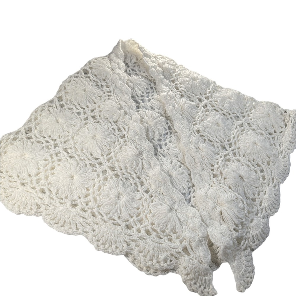 Hand Crocheted Shawl White Floral Granny Square Boho Chic Hipster Acrylic - Picture 4 of 9